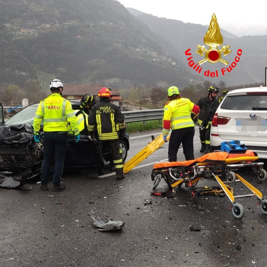 🔴 Incidente in Valcamonica: donna intrappolata tra le lamiere, la liberano i Vigili del fuoco