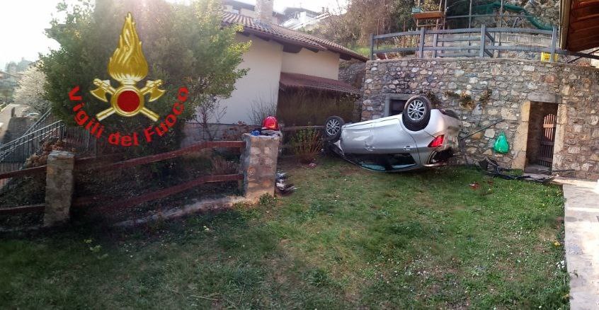 Valcamonica, l’auto va fuori strada: 82enne finisce in un giardino