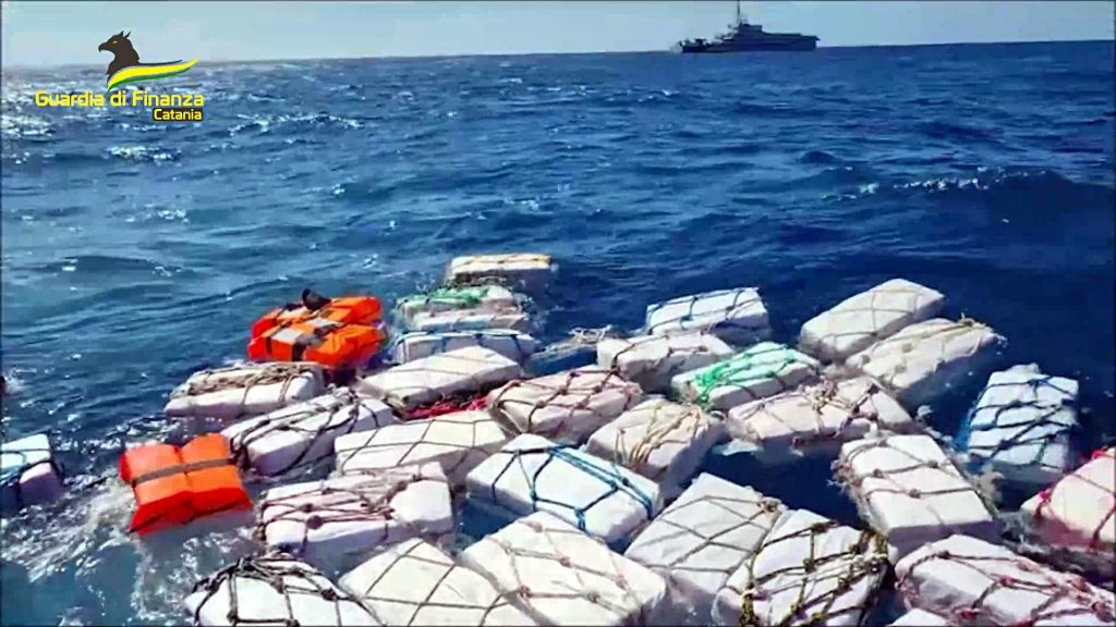 Catania,ritrovate e sequestrate 2 tonnellate di cocaina in mare aperto