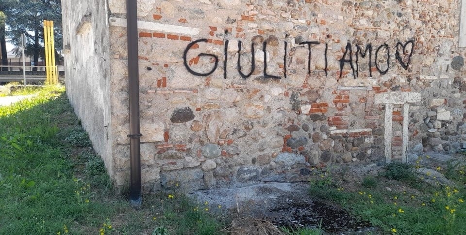 ▼ Dichiarazione d’amore sul muro, il Comune: faglielo ripulire Giuli