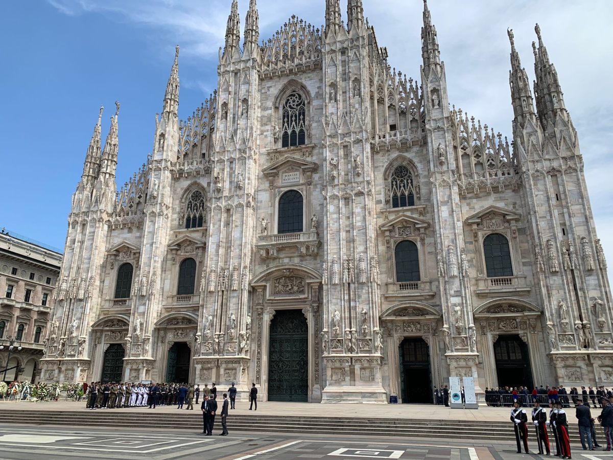 I funerali di Stato per Berlusconi, aperte le porte del Duomo di Milano