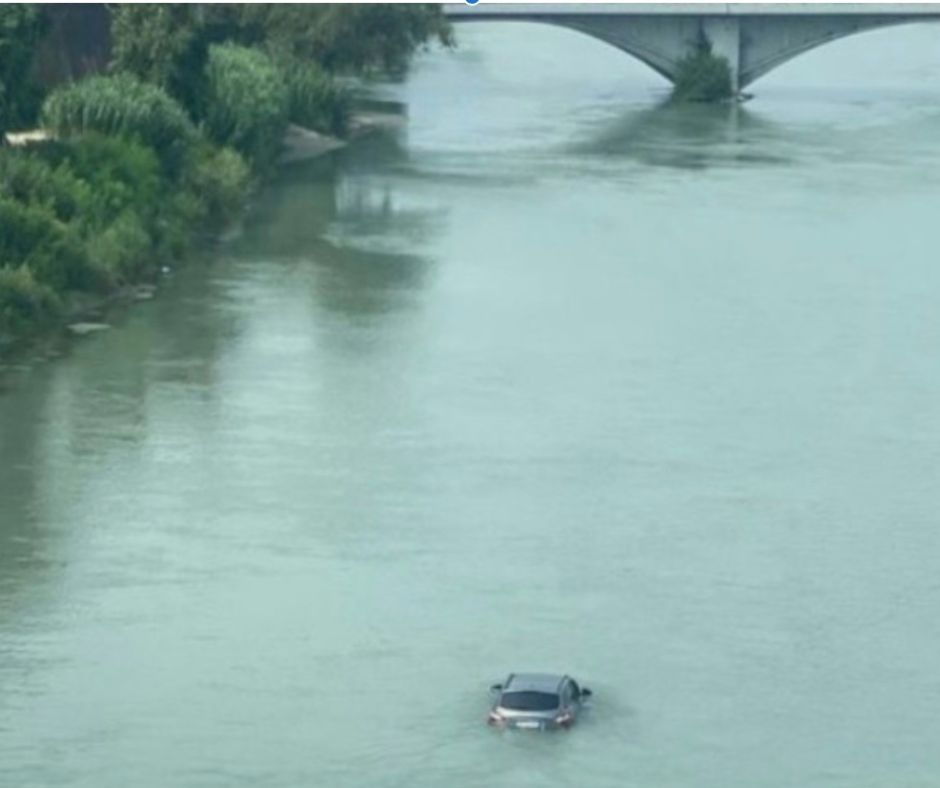 ▼ Dimentica il freno a mano e l’auto nuova finisce nel fiume: la foto è virale