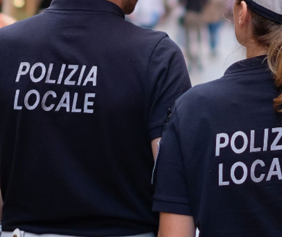 Al volante da troppe ore e senza assicurazione: scattano fermo e multe