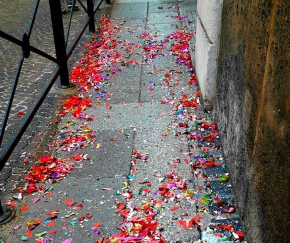 ▼ Feste di laurea con lancio di petali di plastica: Legambiente scrive a sindaco e rettori