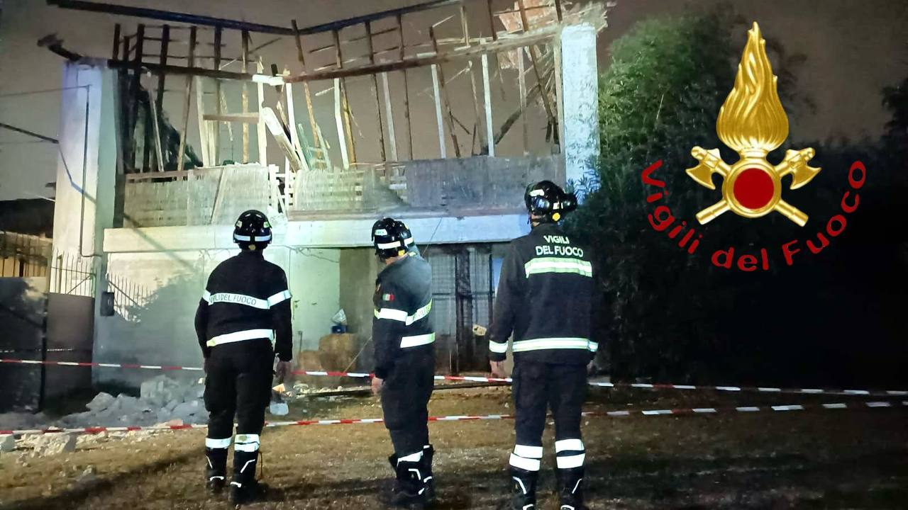 ▼ Ospitaletto, tetto crollato blocca la strada: 29 persone fuori casa per la notte