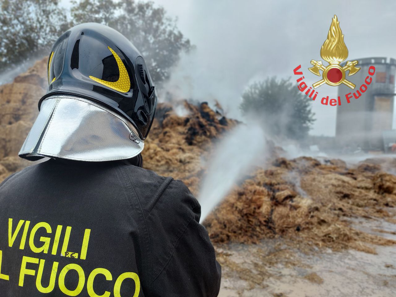 Castelmella, rogo in un deposito di fieno: vigili del fuoco al lavoro