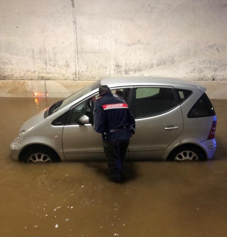 ▼ Valcamonica, 82enne intrappolato nella strada allagata: lo salvano i Carabinieri