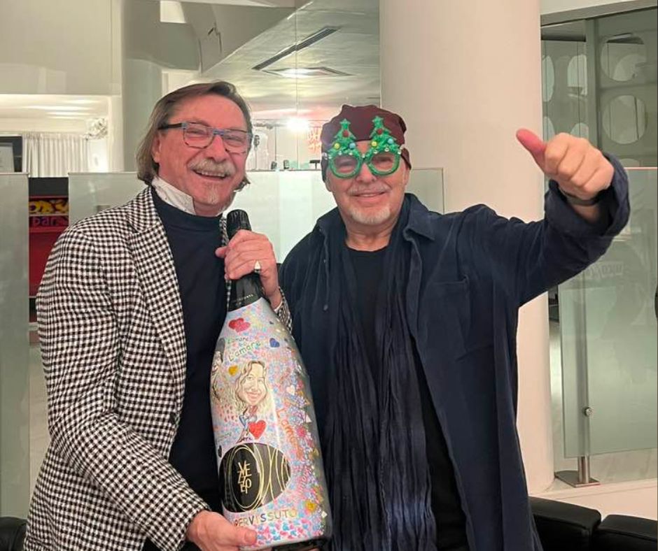 ▼ Vasco Rossi brinda con il Franciacorta dell’artista rovatese Belotti