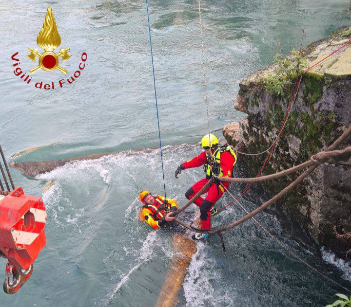 Palazzolo, tronco incastrato sotto il ponte romano: intervento acrobatico dei Vigili del fuoco