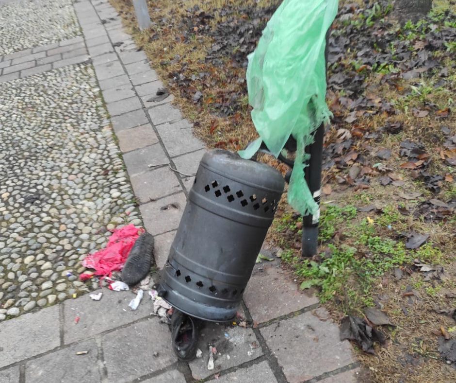 ▼ Mairano, piazza devastata dai vandali a Capodanno: caccia ai colpevoli