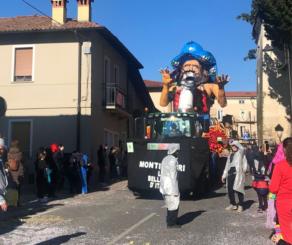 ▼ Carnevale di Erbusco: 10mila persone per le strade tra maschere e carri