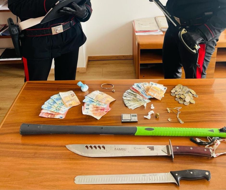 ▼ Concesio, nel rudere cocaina, machete e coltelli: marocchino arrestato