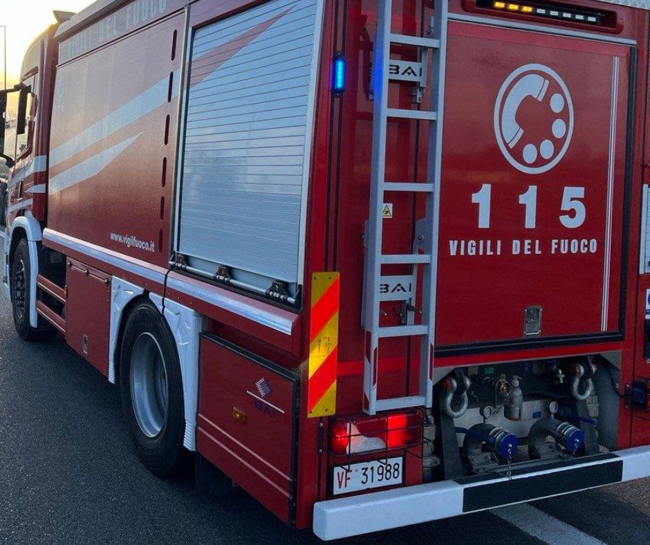 ▼ A4, in fiamme carico d’auto elettriche: autostrada chiusa e pesanti i disagi