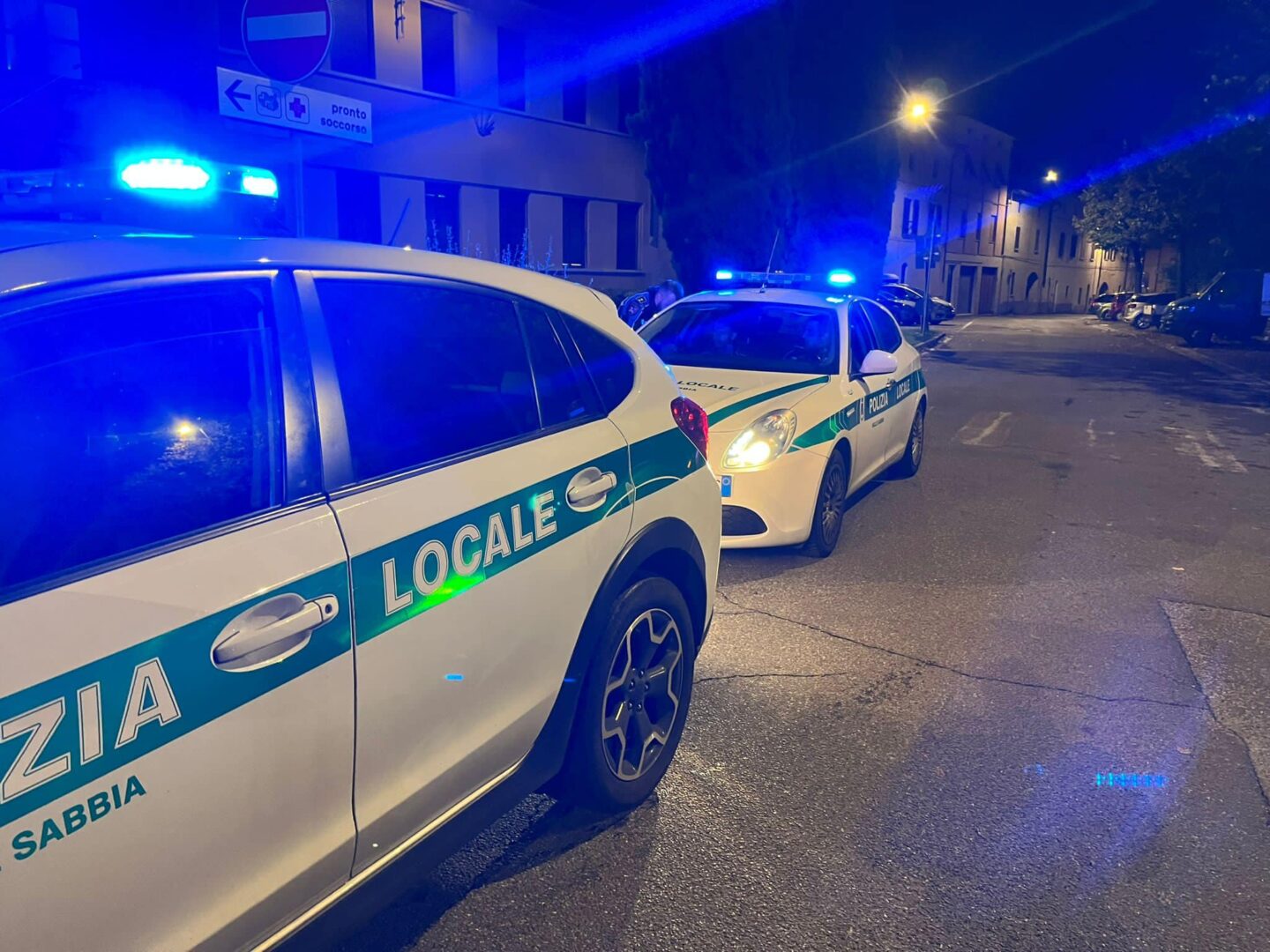 Brescia, accoltellato fugge per le vie del centro con la coca: salvato dalla Polizia locale