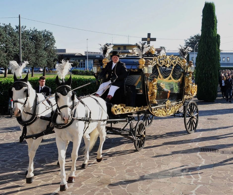 ▼ Maserati o Carrozza con cavalli? Le agenzie funebri cambiano mezzo…