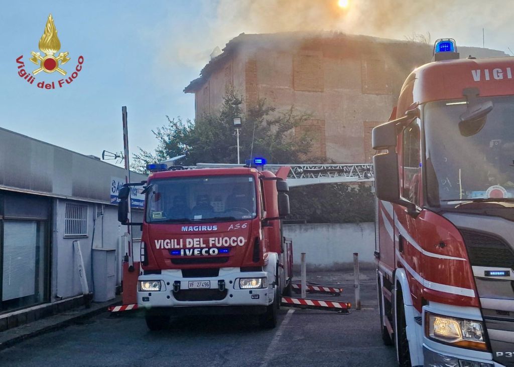 Roma, maxi rogo di sterpaglie a Cinecittà. Feriti 4 soccorritori