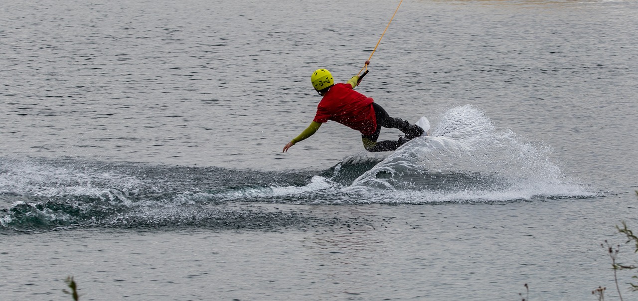 ▼ Dello, cade in acqua mentre fa Wakeboard: una 37enne è gravissima