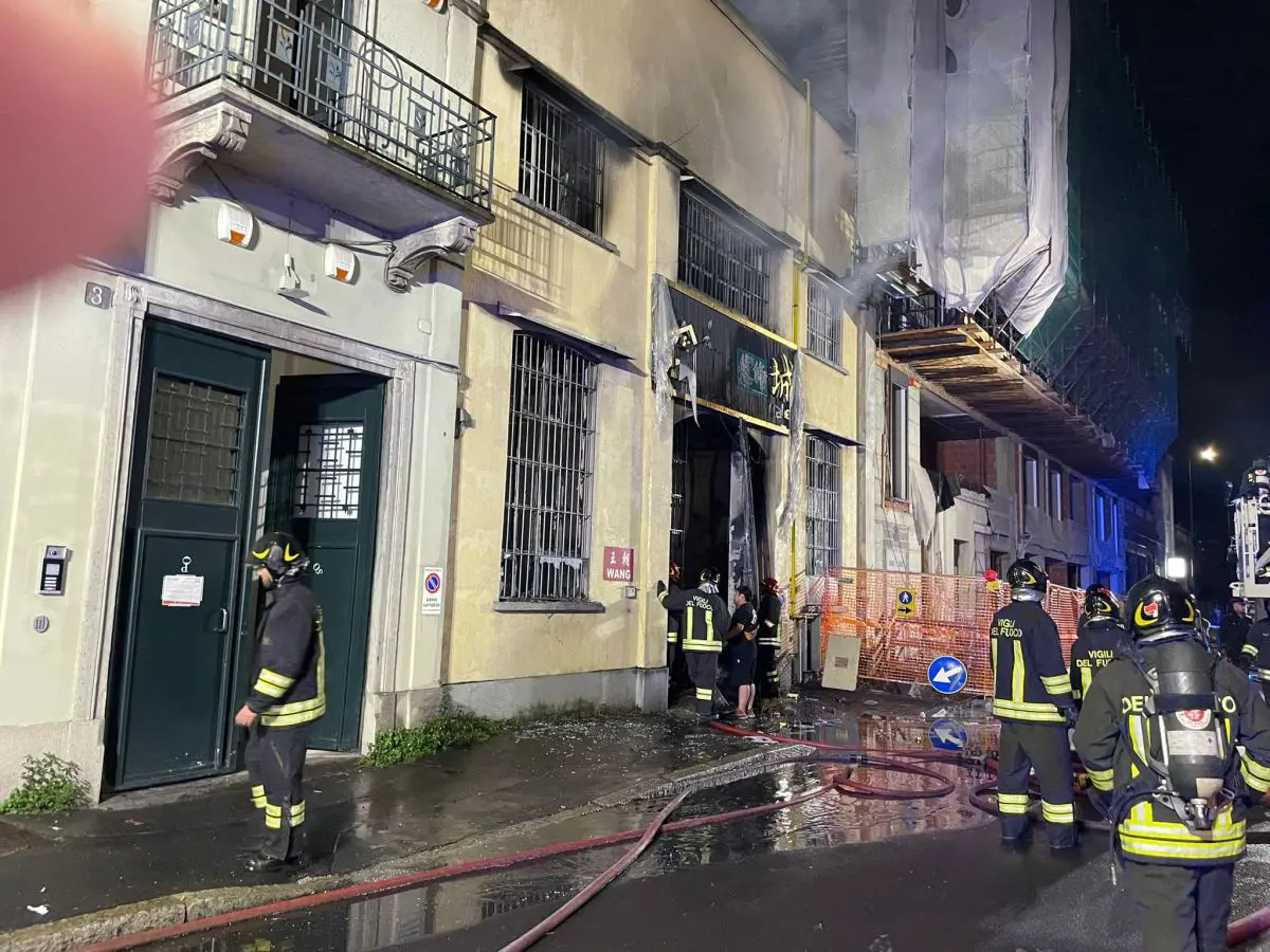 Incendio in un emporio cinese a Milano, morti tre giovani