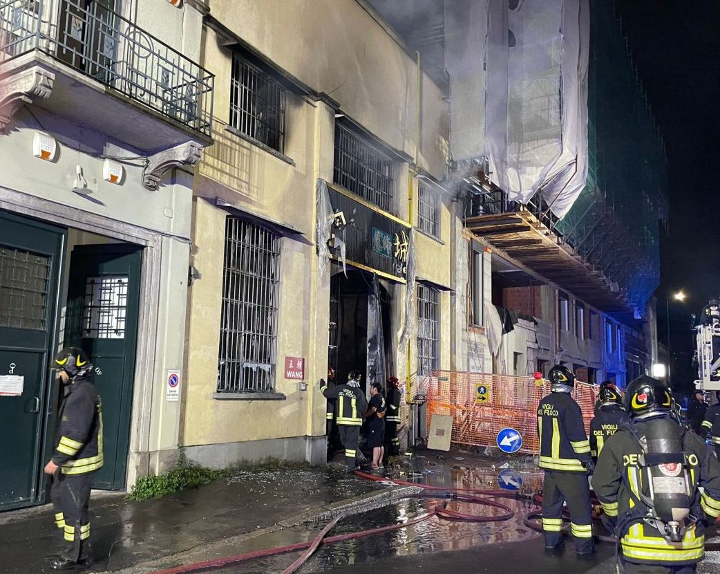 Incendio in un emporio cinese a Milano, morti tre giovani