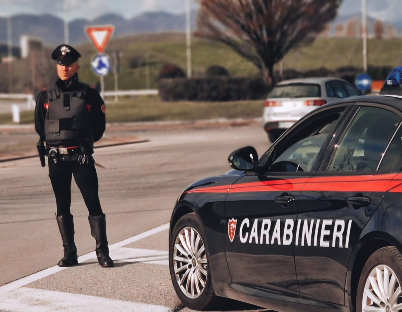 Inseguimento da film per le strade di Ospitaletto: 21enne (senza patente) preso con la droga